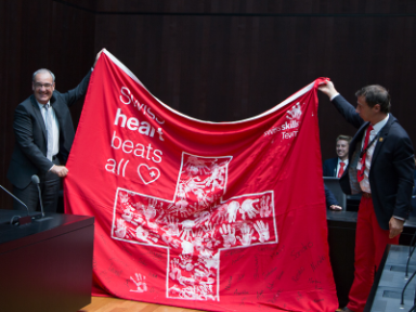 Schweizer Worldskills-PreisträgerInnen überreichen Guy Parmelin ihre Fahne