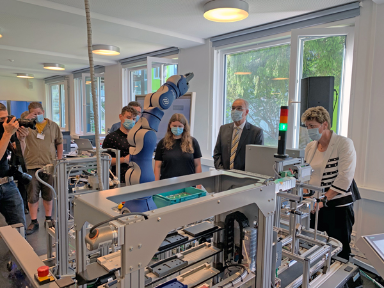 Bundesrat Parmelin besucht Cyber-Physical-System-Lab (CPS-Lab) in Uster